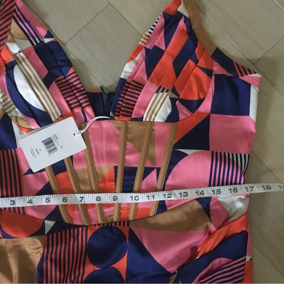 Averie Sweetheart Bodycon Midi Dress - Picture 11 of 14